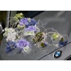 Hochzeitsauto Dekoration lila Blumen in blauem Rattan