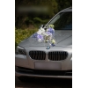 Hochzeitsauto Dekoration lila Blumen in blauem Rattan