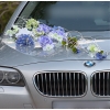 Hochzeitsauto Dekoration lila Blumen in blauem Rattan