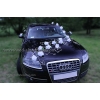 Weiße Rosen und Herzen fÃ¼r Hochzeitsauto