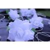 Weiße Rosen und Herzen für Hochzeitsauto