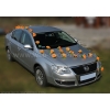 Autoschmuck Orange Rosen und weißen Herzen vor Hochzeitsauto