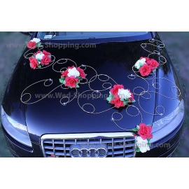 Weiße und rote Rosen auf Hochzeitsauto Blumenschmuck
