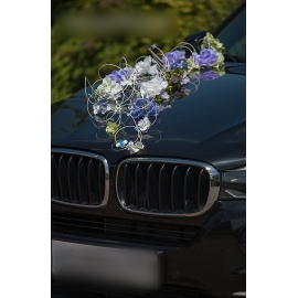 Hochzeitsauto Dekoration lila Blumen in blauem Rattan