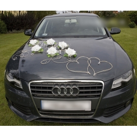 Hochzeitsauto Dekoration weiße Rosen und Herzen