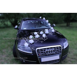 Weiße Rosen und Herzen fÃ¼r Hochzeitsauto