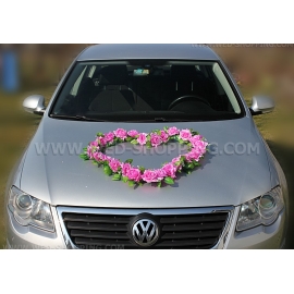 Mauve Rosen vor Autoschmuck mit Saugnapfen