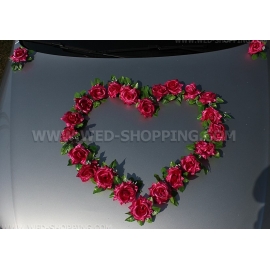 Dunkelpink Rosenschmuck mit Saugnapfen vor Hochzeitsauto