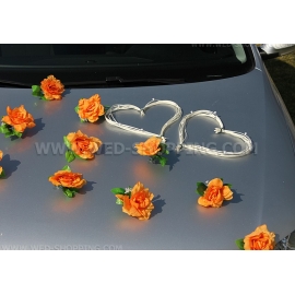Autoschmuck Orange Rosen und weißen Herzen vor Hochzeitsauto