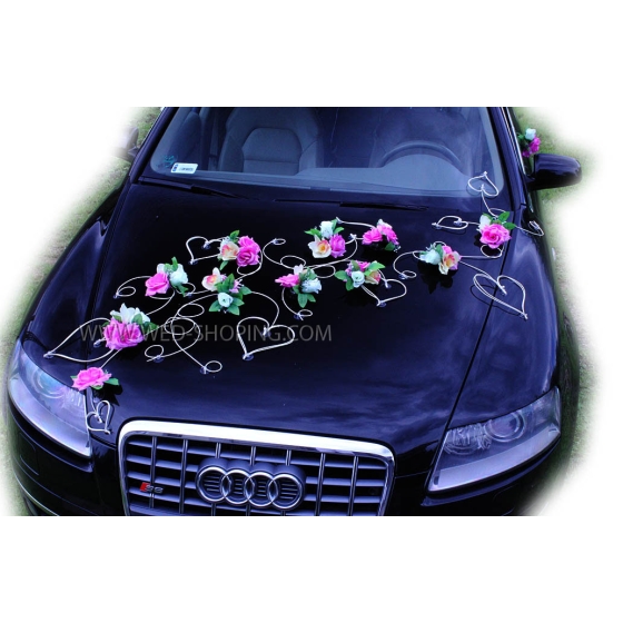 Autoschmuck Hochzeit Blumensträuße und Herzen