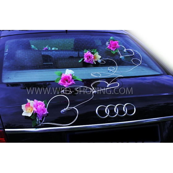 Autoschmuck Hochzeit Blumensträuße und Herzen