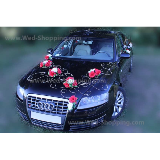 Weiße und rote Rosen auf Hochzeitsauto Blumenschmuck