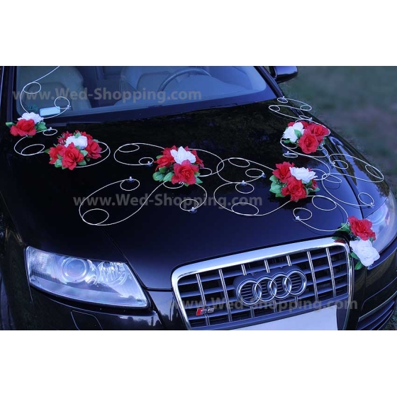 Weiße und rote Rosen auf Hochzeitsauto Blumenschmuck