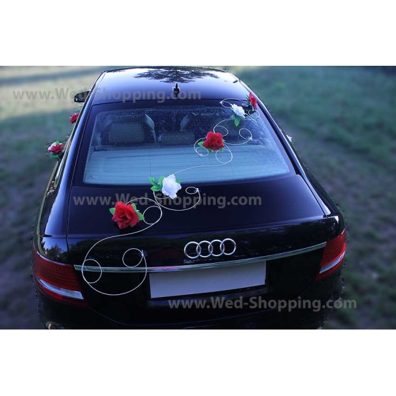 Weiße und rote Rosen auf Hochzeitsauto Blumenschmuck