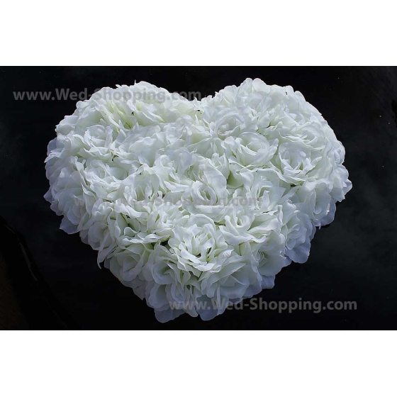 Großes Creme Herz aus rosen für Hochzeitsauto