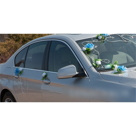 Blaue und weiße Rosen Rattanherzen Autodekoration