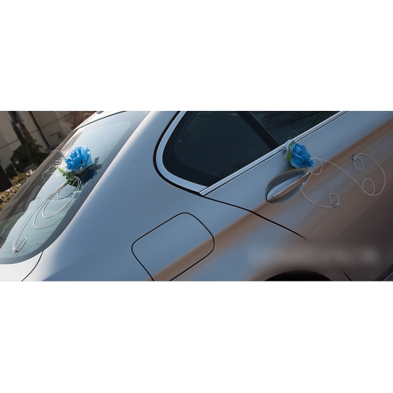 Blaue und weiße Rosen Rattanherzen Autodekoration