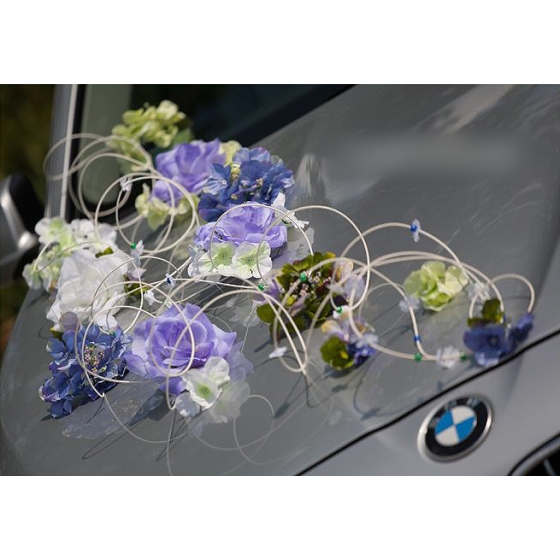 Hochzeitsauto Dekoration lila Blumen in blauem Rattan