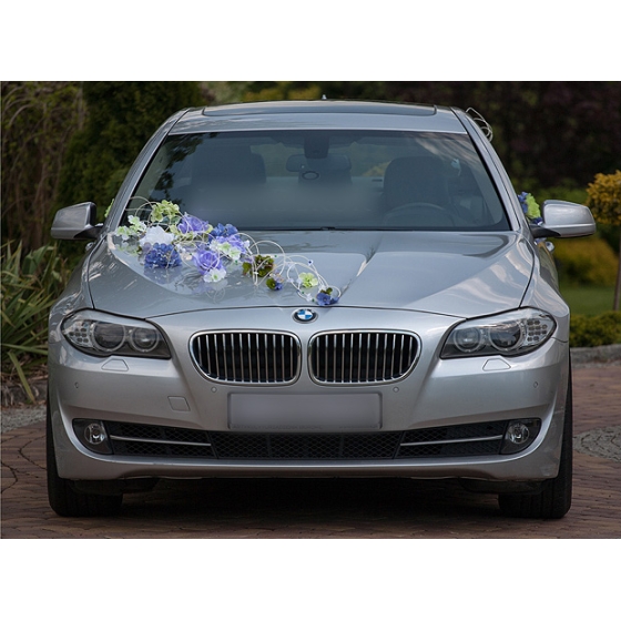 Hochzeitsauto Dekoration lila Blumen in blauem Rattan