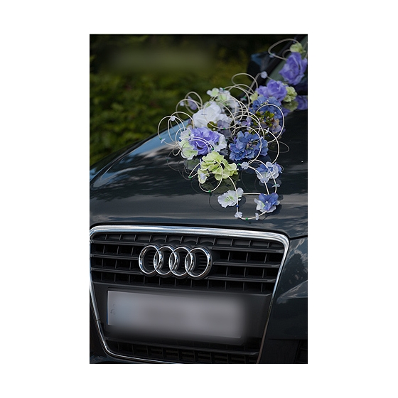 Hochzeitsauto Dekoration lila Blumen in blauem Rattan