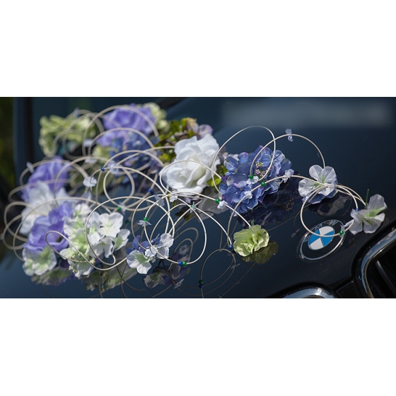 Hochzeitsauto Dekoration lila Blumen in blauem Rattan