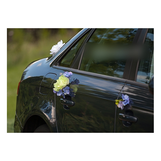 Hochzeitsauto Dekoration lila Blumen in blauem Rattan