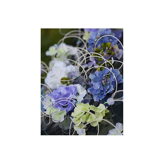 Hochzeitsauto Dekoration lila Blumen in blauem Rattan