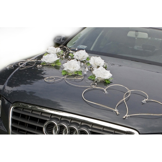 Hochzeitsauto Dekoration weiße Rosen und Herzen
