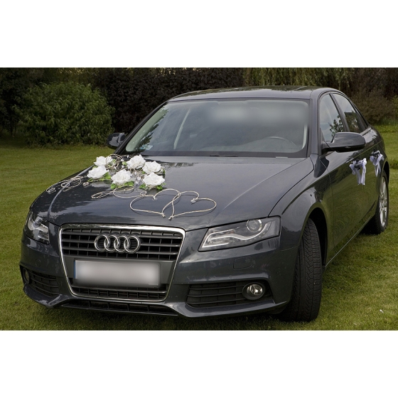 Hochzeitsauto Dekoration weiße Rosen und Herzen