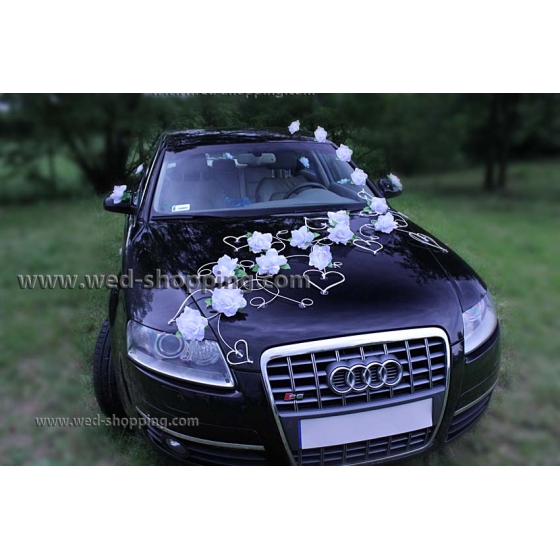 Weiße Rosen und Herzen fÃ¼r Hochzeitsauto