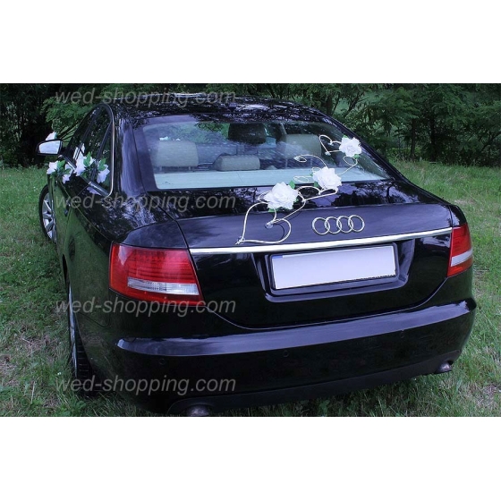 Weiße Rosen und Herzen für Hochzeitsauto