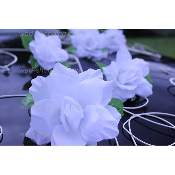 Weiße Rosen und Herzen für Hochzeitsauto