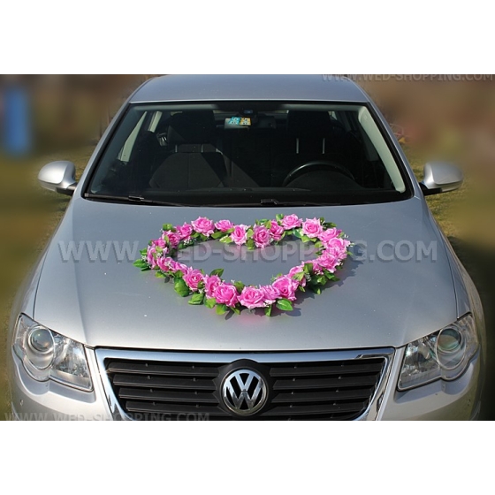 Mauve Rosen vor Autoschmuck mit Saugnapfen
