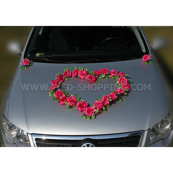 Dunkelpink Rosenschmuck mit Saugnapfen vor Hochzeitsauto