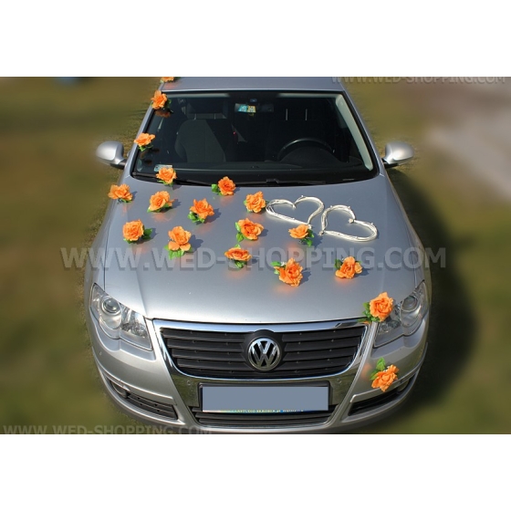 Autoschmuck Orange Rosen und weißen Herzen vor Hochzeitsauto