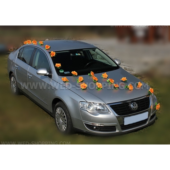 Autoschmuck Orange Rosen und weißen Herzen vor Hochzeitsauto